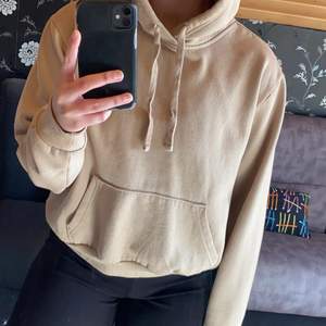 Säljer denna sköna hoodie, Den är beige och lite kortare än vanligt 