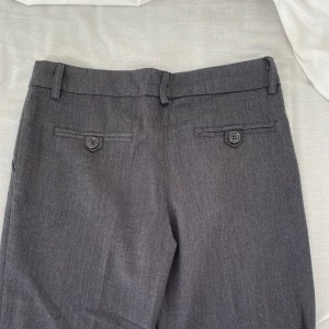 Lågmidjade kostymbyxor - Lågmidjade kostymbyxor i strl XS/34. Fint skick. Kan även fraktas.