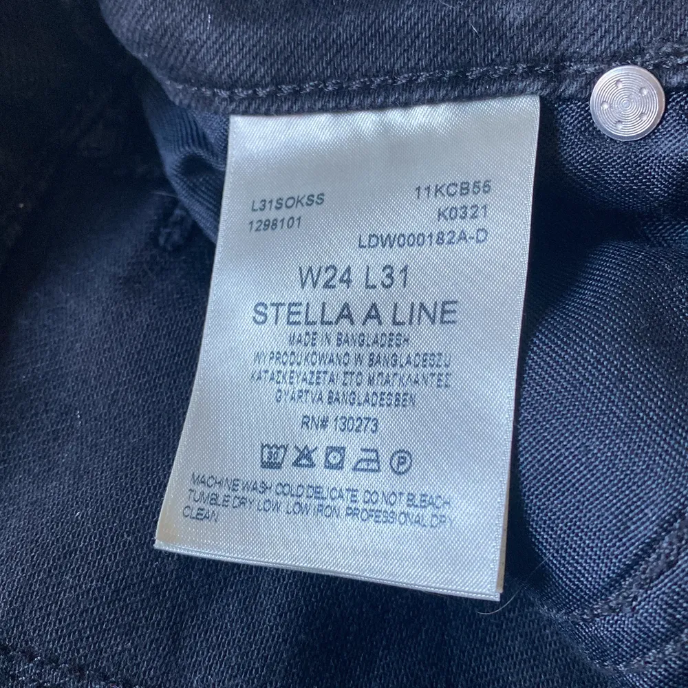 Lee jeans, svarta. Stella a line. W24 L31 Köpta förra året, endast tvättade ett par-tre ggr. Betalas med swish.. Jeans & Byxor.