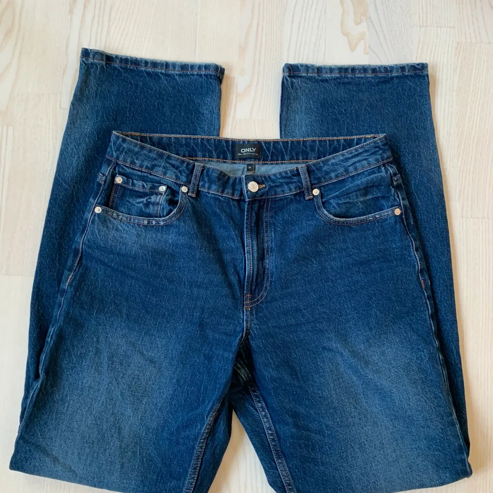 Supersnygga midwaist jeans. Straight jeans. Använda ca 2 ggr.. Jeans & Byxor.