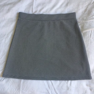 Svart & vit kjol 🏁 - Kjol med mönster 🏁 Aldrig använd 🏁