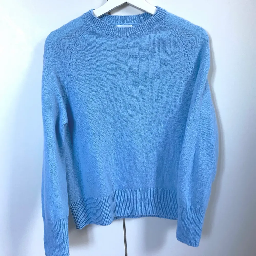 Superfin ljusblå tröja i 100% kashmir från from future🤍  Köptes för 1500 kr och är inte använd så mycket så bra skick! Storlek S men passar XS också🤍. Tröjor & Koftor.