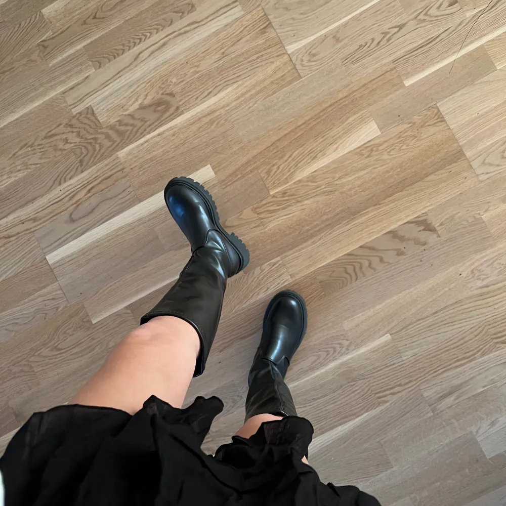 Säljer mina helt oanvända boots!! Jag hann få hem dessa när jag redan hade köpt ett par i en annan storlek, så säljer därför dessa helt nya och oanvända och endast provade för dessa bilder. Storlek 38, sköna att gå i och perfekt till våren när med en fin klänning eller kjol till 💕💕🥰. Kengät.
