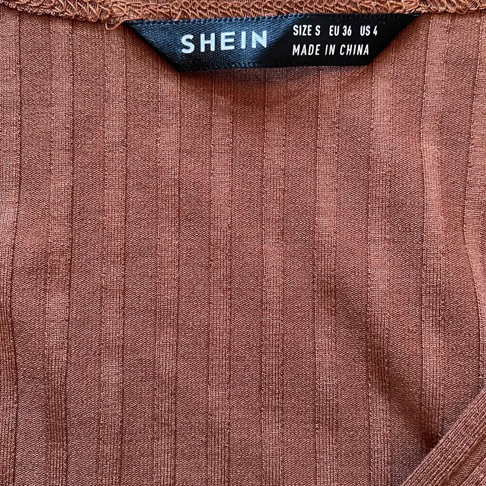 brun tröja från shein! aldrig använd🤎🐻 säljer då den inte kommer till användning! Storlek S och normal i storleken. Toppar.