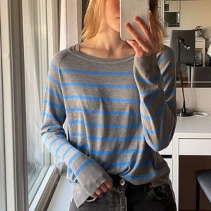 Randig Zara tröja!  - Säljer min nästintill oanvända randiga Zara tröja, i storlek S! Endast använd 1-2 gånger men det var inte min stil därav säljer jag vidare den. Den är alltså i toppskick och har inga defekter eller liknande, köparen står för frakten! Hör av er vid frågor!