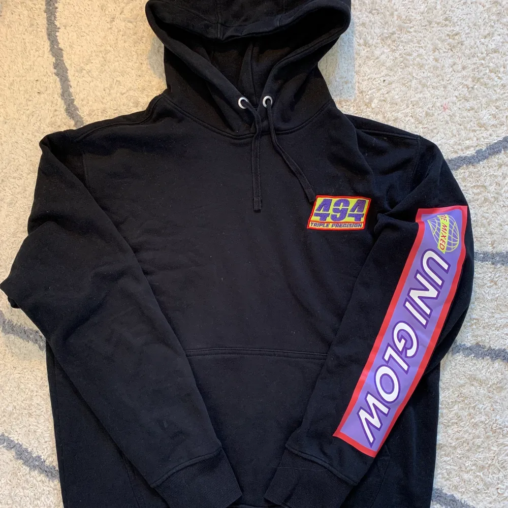 Superball Weekday hoodie som har blivit för liten för mig men som är sparsamt använd. Tryck och ”patches” både fram och bak ❤️. Hoodies.