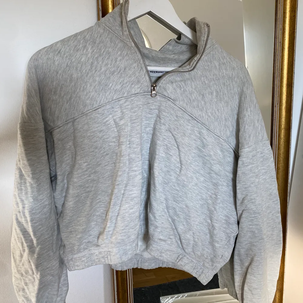 Säljer den här grå fina halfzip tröjan, strl M. ❤️‍🔥❤️‍🔥 . Tröjor & Koftor.