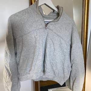 Säljer den här grå fina halfzip tröjan, strl M. ❤️‍🔥❤️‍🔥 