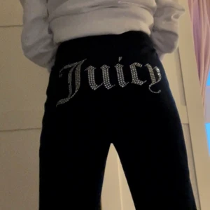 Juicy byxor  - Dessa Juicy byxor är jätte bra skick! Säljs pågrund av att jag inte använder dem så mycket! Köpa för 1099kr!!! Använda typ 4 ggr!!!😍kom privat för fler blider! De är i storlek XS. De kostar 500kr + frakten!