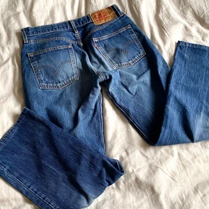Levis 501  - Säljer dessa jeans inköpta från humana i September 2021. Modellen var inte min grej.  Alltid spårbar frakt, du står för fraktkostnaden. 💗 W32 L34 Innerbenslängd: 77 Midjemått: 85 cm. Jag är 170 cm 