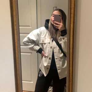 Zara jacka - Säljer denna zara jack i storlek xs/s, men rätt oversized. Säljer då jag har en nästan likadan redan. Köpt för 450kr, säljs för 180kr