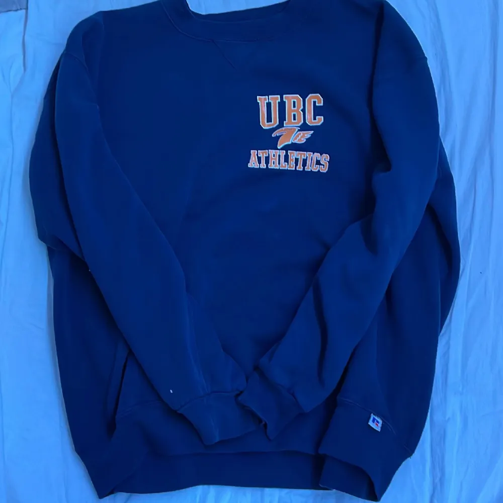 Super fin och skön mörkblå collage tröja där det står UBC ATHLETICS på! använd max 2 gånger, jag brukar normalt ha XS/S på collage tröjor/sweatshirts men denna sitter som en M/L (oversized) 150kr+frakt🫶🏼🫶🏼  budgivning vid flera intresserade💞💞💞💞 . Hoodies.