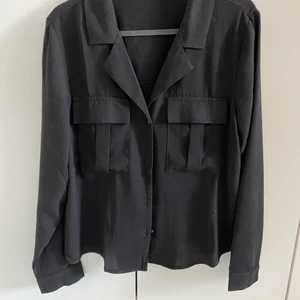 Fin blus  - Fin skjort-blus. Inte transparent. Fint skick. Köparen står för frakt. 