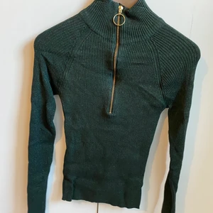 Glittrig tröja - Mörkgrön tröja i glittrigt material. Mycket fint skick. Köparen står för frakt. 