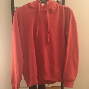 Plain röd/rosa hoodie - Hoodie inte min stil har använt den 2/e gånger 
