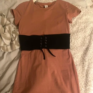 Ljusrosa klänning 💗 - Ljusrosa klänning med korsett. Är barnstorlek 158/164 men passar en xs. Jag är 162 cm lång. Använd typ en gång💗