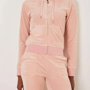 Juicy Set - Vill gärna byta mitt Ljusrosa juicy set mot något i en annan färg, spelar inte jättestor roll vilken färg. Kan tänka mig betala extra för att få byta då jag inte tycker att detta passar mig. Enbart byten. Koftan är strl M och byxorna XS