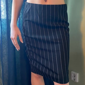 Randig kjol - Randig kjol som sitter bättre om den passar då den är lite stor för mig. Frakt tillkommer :) 