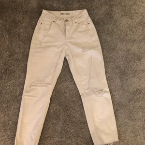 Vita jeans - Vita jeans med hål då dem kommer aldrig blivit andvända av anledningen gillar inte hur dem satt på mig