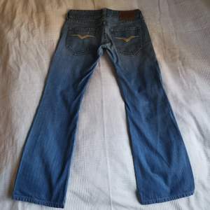 Snygga vida replay jeans som passar xs/någon som har storlek 34, De är uppsydda till längd 30 och är i bra skick vad jag kan se😌Om ni vill ha fler bilder eller info är det bara att skriva! 