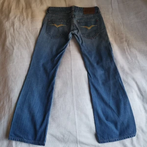 Low waist jeans - Snygga vida replay jeans som passar xs/någon som har storlek 34, De är uppsydda till längd 30 och är i bra skick vad jag kan se😌Om ni vill ha fler bilder eller info är det bara att skriva! 