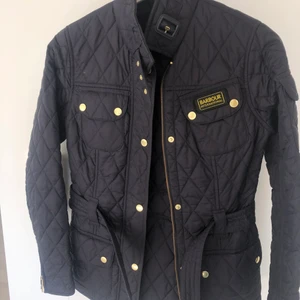 Jacka Barbour International storlek 32 - Säljer min jättefina Barbour International jacka! Storlek: 32. Modellen är för dam. Jackan är i nyskick då den använts 2 ggr. Självklart äkta. Fungerar under både vår och höst! Färg: marinblå. Frakt tillkommer! Hör av dig om du är intresserad!