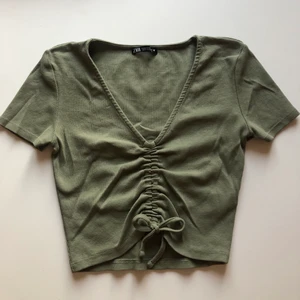 Croptop - Croptop från Zara, stl. M. 🧚🧚 Fin militärgrön! Ganska liten i storleken.