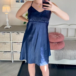 Sidenklänning - Säljer en sidenklänning som tyvärr är lite för stor för mig. Så så fin! Köpare står för frakt❣️