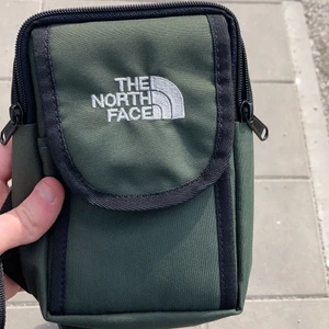 The north face. Axel väska - Köpt men passar inte, använt endast ett få tal gånger | köpare står för leverans
