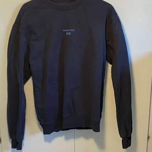 En mörkblå sweatshirt från Vailent, köpt på carlings, storlek S. Frakten kan bli billigare/dyrare beroende på vikten:)