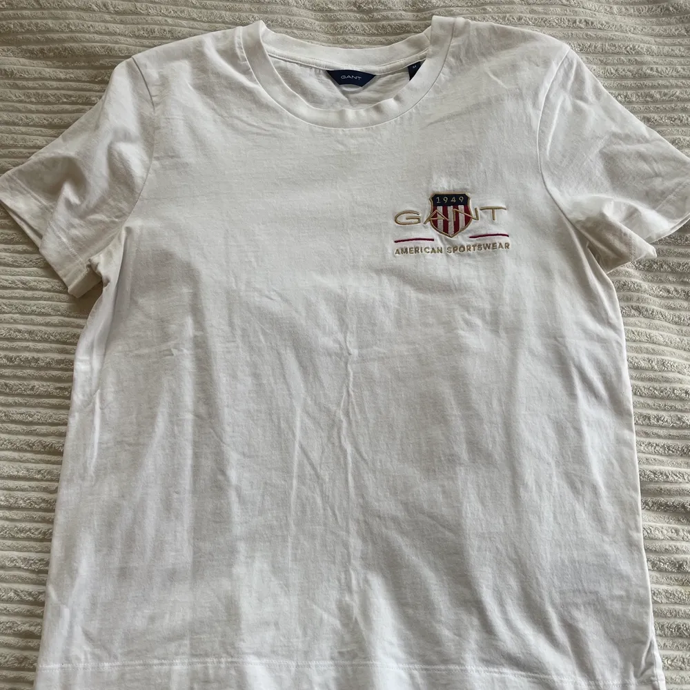 Säljer min vita Gant T-shirt i storlek M med logga på vänster bröst. Använd ca 10-20 gånger men är fortfarande i väldigt fint skick. Nypris 399kr. T-shirts.