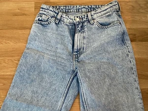 Jeans från Monki, storlek 24 - Jeans från Monki, storlek 24. Använd ett fåtal gånger, är i bra skick 👍🏼