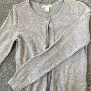 GRÅ KOFTA - Söt kofta från H&M, knappt använd alls! Strl XS och sitter såhär på mig som är XS/S. Simpel & kan stylas lite olika. Spårbar frakt 57☺️