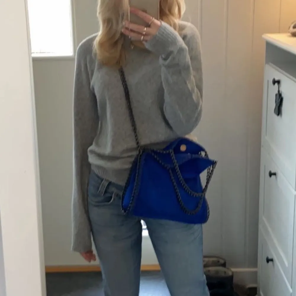 Stella MCartney liknande väska i en jättefinfin blå färg. Säljer pågrund av att den tyvärr inte kommit till användning på sistone. Hör av er för fler bilder! Den är som ny! . Laukut & Käsilaukut.