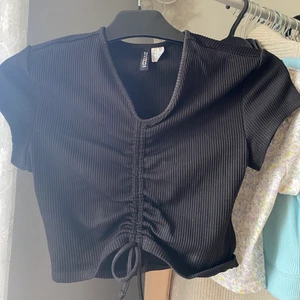 Rysch topp  - Svart topp med rysch. Kommer inte till användning, nyskick 