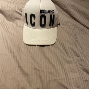 S - Hej nu säljer jag min keps har aldrig använt den och köpte den för 1300kr säljer den för 450 den är äkta 