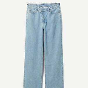 Weekday jeans - Jeans från Weekday. Har slits längs ned. Skriv för fler bilder:) !!!KOLLA MIN BIO INNAN NI SKRIVER T MIG!!!