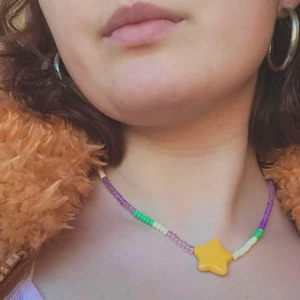 Pärlhalsband - Pysslar lite med dessa! Kan även ta önskemål då berlocken är gjord av lera🥰