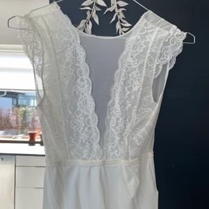 Vit body - En snygg vit body från pices i storlek xs. Köpte själv second hand för ett tag sen men aldrig fått användning för den, i mycket bra skick. Säljs för 150kr och uppåt.