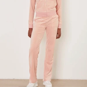 Juciy - Har storlek s på byxorna knappt använda kom privat för mer bilder❤️ säljer då dom e förstora på mig har vanligt viss xxs lägger ut igen pågrund av oseriös köpare. Kan även tänka mig gå ner i pris kom privat om ni har frågor!