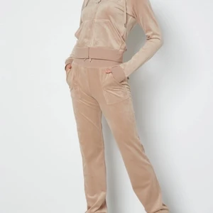 Juicy couture set warm taupe - Ett jättefint set från juicy couture i färgen warm taupe! Säljer både koftan i storlek M och byxorna i storlek S. Använda Max 3 gånger så nästan helt oanvända och säljer pga inte min stil längre🥰 köpt för 2300kr sammanlagt.