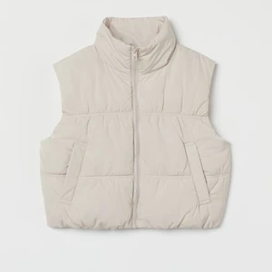 Beige utomhus väst från h&m i s - Jätte fin beige väst. Super fin nu när det börjar bli vår och man inte vill ha en jacka på sig! Den är storlek small! Pris kan diskuteras! Hör av er om ni har några frågor!💕 VILL GÄRNA FÅ BORT ALLT SÅ FORT SOM MÖJLIGT!