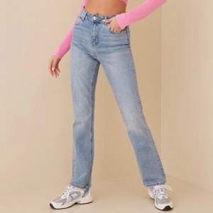 Superfina jeans från Vero Moda I superfint skick knappt använda, bra kvalitet och lite stretchiga i tyget. Rak modell. I storlek Xs längd 32. De är som en S i storleken, jag är en S / 36a och de passar mig. De kommer bara inte till användning längre.🤎 de behöver ett nytt hem🤎 200kr+ frakt