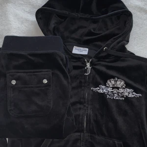 Juicy Couture anniversary tracksuit  - Säljer min nästan helt nya och äkta juicy couture anniversary crest svart Hoodie och svarta Byxor då de inte kommer till användning, nypris 2200. Jag står för frakten!!
