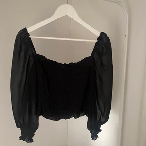 Kort blus med smock  - Från H&M, storlek M. Frakt 30kr 
