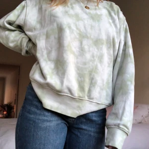 Ljusgrön Sweatshirt  - Gosig sweatshirt från weekday. Storlek M men kan funka för både S och L beroende på vilken passform man vill ha. Skiftar i grön och ljusgrön i färg. Köparen står för frakt🥰