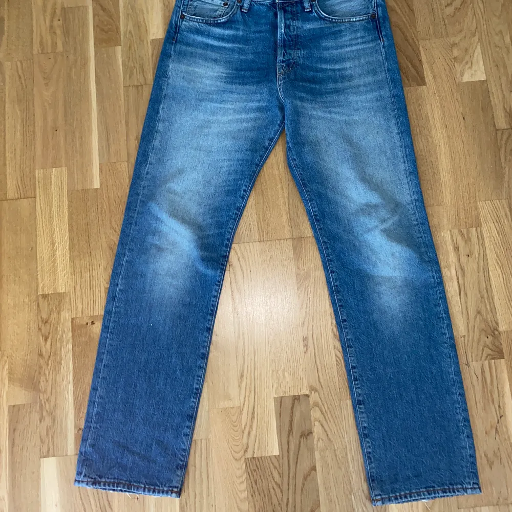 Säljer mina acne jeans då de inte kommer till användning. Använda fåtal gånger och i väldigt bra skick, fabriksgjorda slitningar. Liknar Levis 501, raka jeans inte för breda eller för smala utan perfekt straight leg. Nypris ligger på 2000kr ish. Storleken är 30x32 men är stor i storleken och passar mer som en 31x32. Om du har vidare funderingar så är det bara att fråga så svarar jag ASAP✨✌️. Jeans & Byxor.