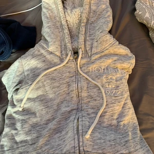 Mysig kofta  - säljer den här mysiga koftan från hollister då den är för liten för mig o den aldrig kommer till användning❤️