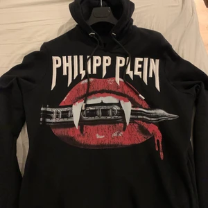 Philip plein hoodie  - Säljer min Philip plein hoodie med kvitto storlek M, knappt använd ny pris 8000 kr på Johnells säljer för 2000. Perfekt skick inga orsaker eller håll, kan mötas eller frakta. 