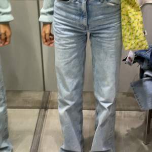 its very trendy and nice. Zara jeans Wide leg high waisted I am 164cm and it is size 32